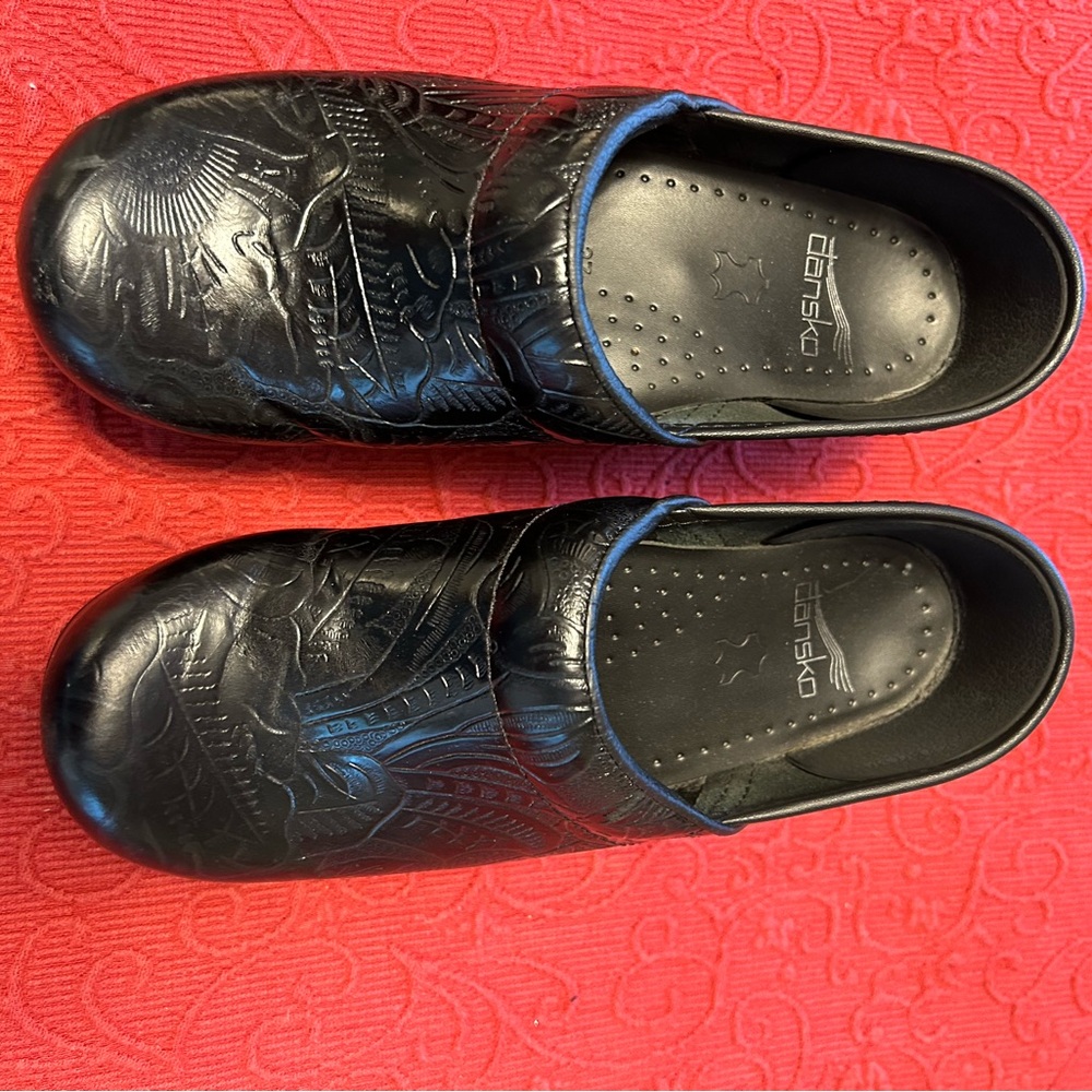 Black Tooled Leather Danskos, size 37